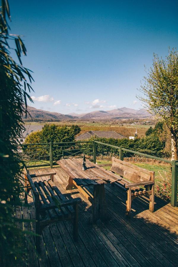 Ferlas Bed And Breakfast Penrhyndeudreath Екстериор снимка