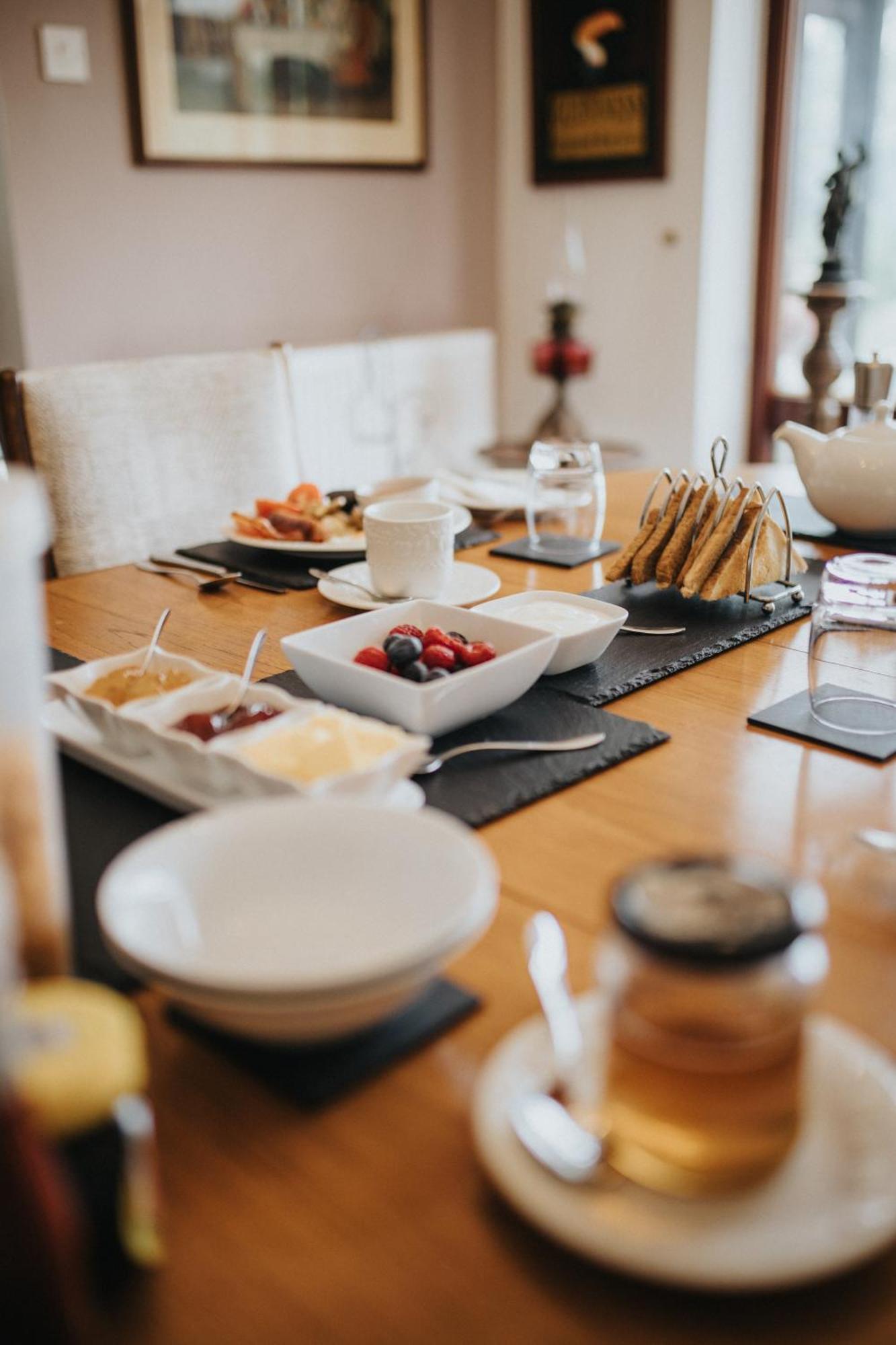 Ferlas Bed And Breakfast Penrhyndeudreath Екстериор снимка