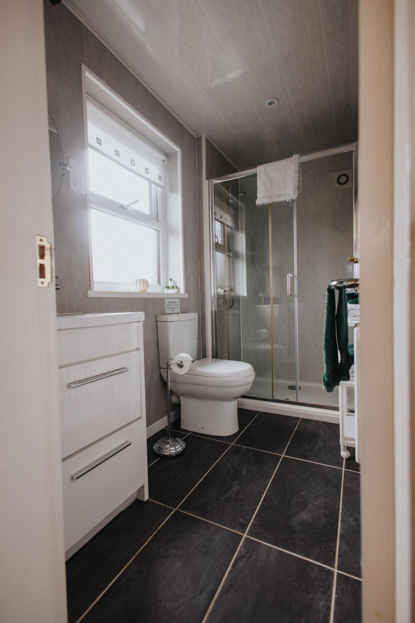 Ferlas Bed And Breakfast Penrhyndeudreath Екстериор снимка