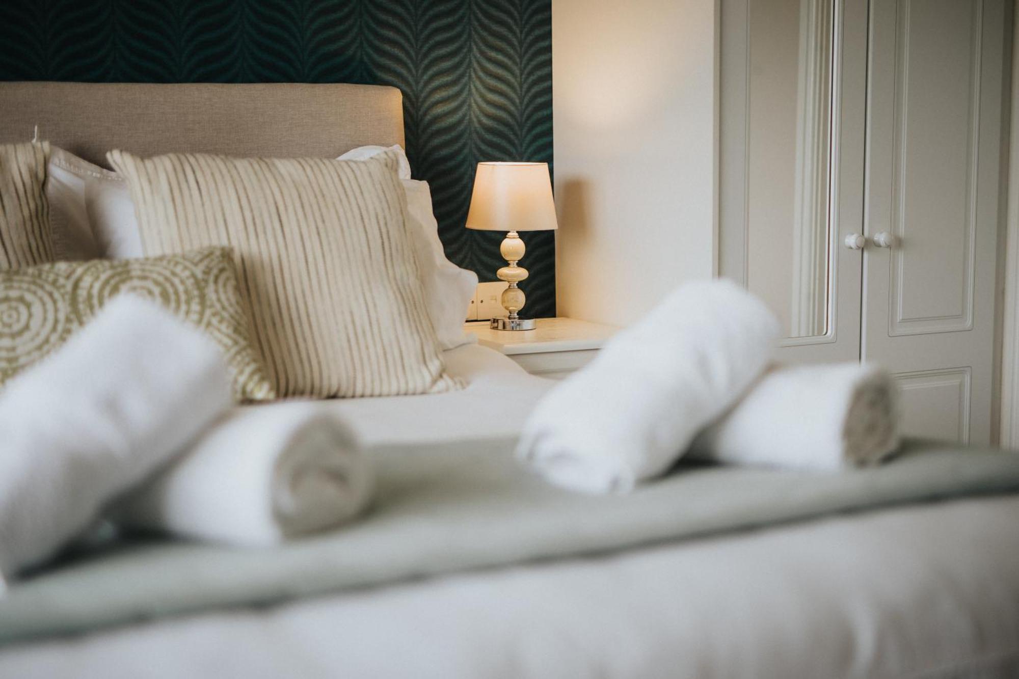 Ferlas Bed And Breakfast Penrhyndeudreath Екстериор снимка